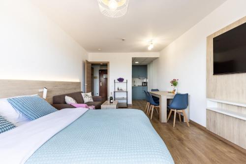 Palms & Pines Apartment, with a pool and marvellous sea view, 10 minutes to the beach