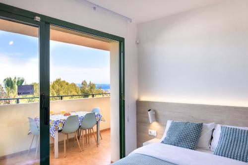 Palms & Pines Apartment, with a pool and marvellous sea view, 10 minutes to the beach