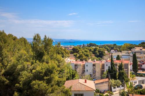 Palms & Pines Apartment, with a pool and marvellous sea view, 10 minutes to the beach