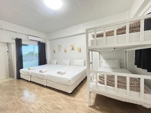 ein Schlafzimmer mit zwei Etagenbetten und einem Balkon in der Unterkunft Comfy hotels คอมฟี่โฮเทล in Suvarnabhumi Airport