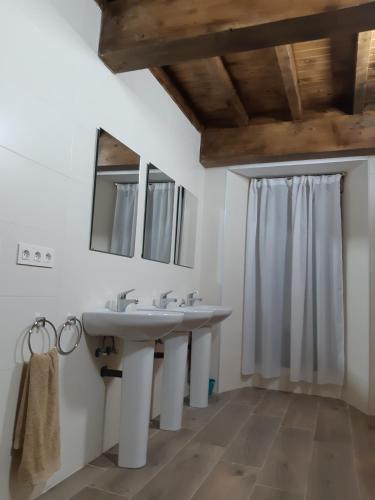 a bathroom with a sink and a mirror at Alojamiento Turístico Río Uces in La Zarza de Pumareda