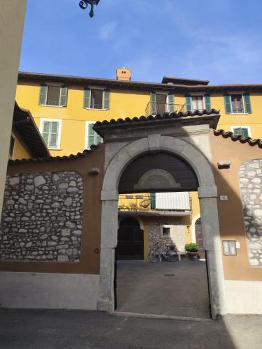 an archway in front of a yellow building at Maisonette Agata in Toscolano Maderno