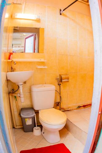 a bathroom with a toilet and a sink at Salama Hôtel Majunga in Mahajanga