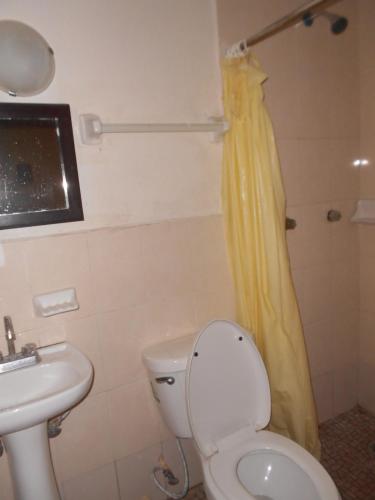 a bathroom with a toilet and a sink at Hotel Posada del Ángel in Villahermosa