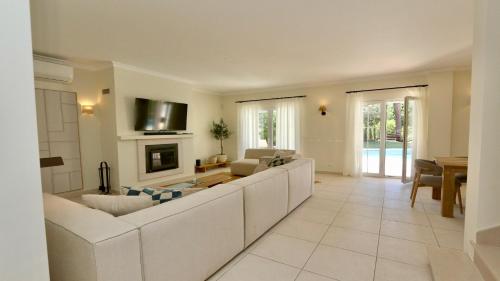 Villa Amendoeira 4 - Clever Details with private "heated" pool
