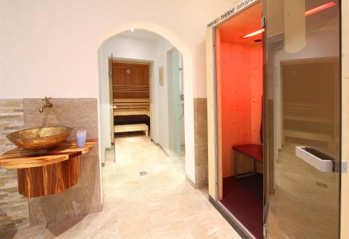 een badkamer met een wastafel en een douche bij Chalet Cristall in Leutasch
