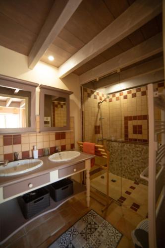 a bathroom with two sinks and a shower at Tamaris in La Jarrie