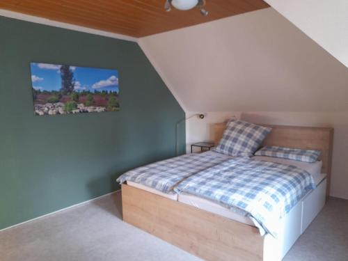 a bedroom with a bed in a room at Eichhörnchen, Ferienwohnung in Schneverdingen