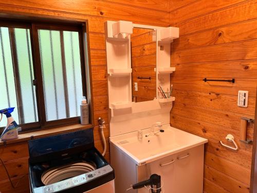 a bathroom with a toilet and a sink and a mirror at BBQ屋根付き大型ウッドデッキ川のせせらぎを聴きながら贅沢時間ペット同伴OK森と音に癒されるコテージ Rill in Nasu