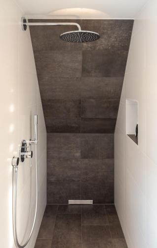 a bathroom with a shower with a shower head at Ferienwohnung Tietze in Fockendorf