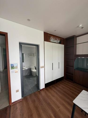 an empty room with a bathroom with a toilet at Nova Hotel - 诺瓦酒店 in Yên Khê