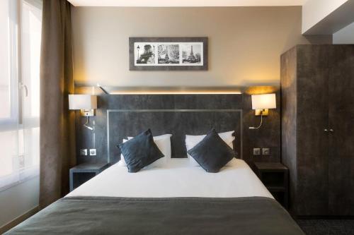 Ένα ή περισσότερα κρεβάτια σε δωμάτιο στο Hotel Paris Italie