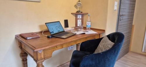 ein Schreibtisch mit einem Laptop darauf in der Unterkunft FERINO - zentral & ruhig - Glasfaser WLAN & LAN - privater Parkplatz in Gütersloh