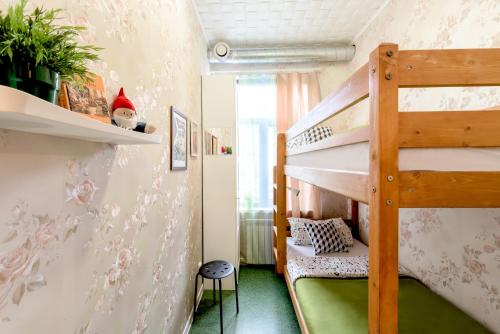 Cette petite chambre comprend des lits superposés et un escalier. dans l'établissement WonderHostel Central, à Saint-Pétersbourg