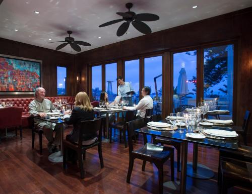 a group of people sitting at a table in a restaurant at Hotel Casa Higueras in Valparaíso