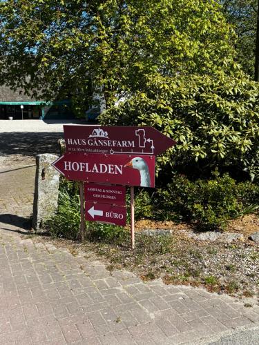 a sign for a hollhaven hotel on a street at Haus Gänsefarm - Ihre Monteurs Wohnung - in Husby
