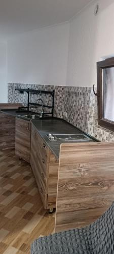 una cucina con lavello e piano di lavoro di DaVinci Hostel a Yerevan