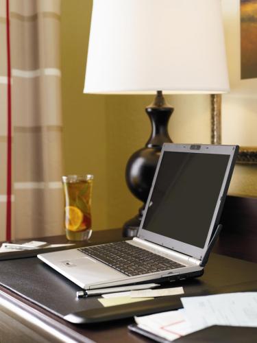 Телевизор и/или развлекательный центр в Country Inn & Suites by Radisson, Cincinnati Airport, KY
