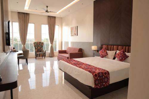 a hotel room with a bed and a living room at Hotel Sachin in Chas