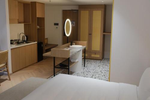 a kitchen with a white sink in a room at Mona Luxe Apartment Hoi An in Hà My Tây (2)