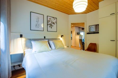 a bedroom with a large white bed in a room at Alppitalo 3 as 3 in Tahkovuori