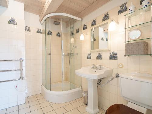 a bathroom with a sink and a shower and a toilet at Haus Quitte in Kühlungsborn