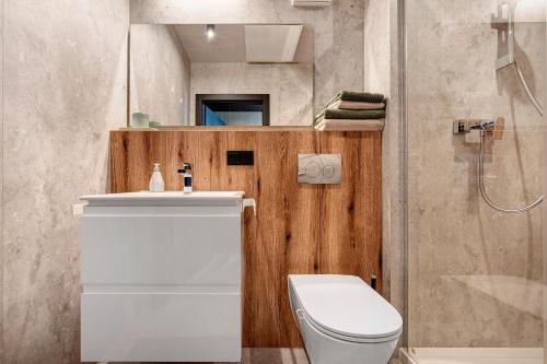 a bathroom with a toilet and a sink and a shower at Chalet Seewald - Tiny House in Seewald