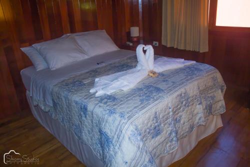 a bed with a towel on top of it at Ecolodge Don Felix in Quillabamba