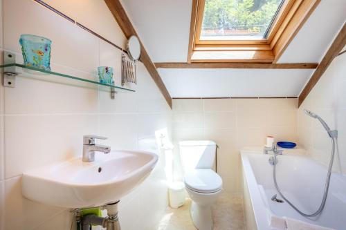 a bathroom with a sink and a toilet at Kervégant Chambres D'hôtes in Riec-sur-Bélon