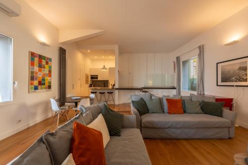 a living room with two couches and a kitchen at LOFT sull'acqua con vista mozzafiato in Naples