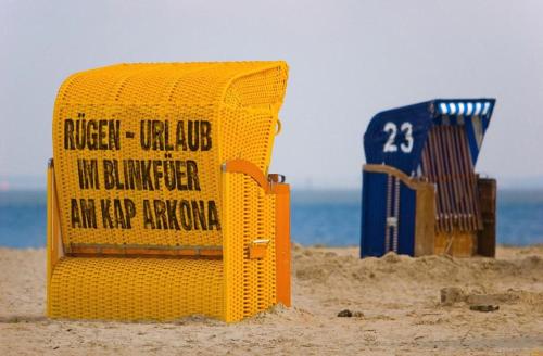 two beach chairs and a yellow object on the beach at Blinkfüer am Kap Arkona in Putgarten