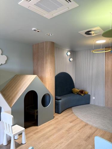 a living room with a couch and a dog house at Omega Lake Apartament Olsztyn in Olsztyn
