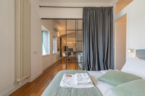 a hotel room with a bed and a mirror at LOFT sull'acqua con vista mozzafiato in Naples