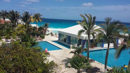 una casa con piscina junto al océano en Cancun Beach ApartHotel by Solymar, en Cancún