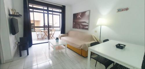 Alquilaencanarias-Medano Colon Center, near the beach