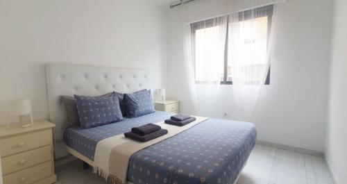 Alquilaencanarias-Medano Colon Center, near the beach