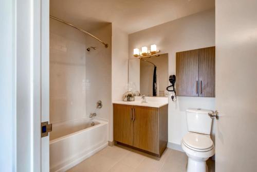 A bathroom at Global Luxury Suites at Newport