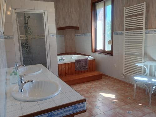 a bathroom with two sinks and a bath tub at demeure à la campagne in Conchy-sur-Canche