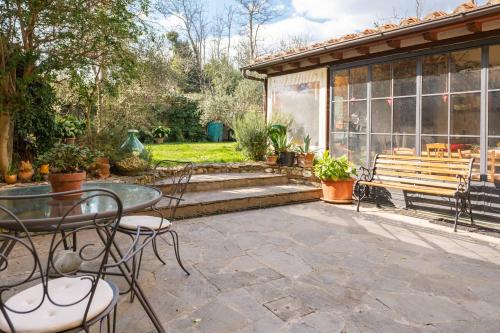 Otomo, Garden Home with Private Parking