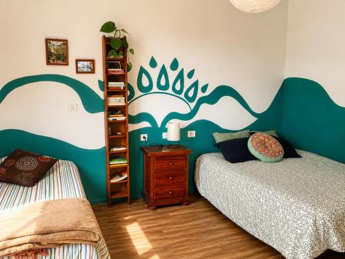 a bedroom with two beds and a book shelf at The Good Vibes Home in Hoya de Pineda