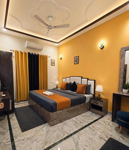 a bedroom with a bed in a room at Hidden Leaf in Dehradun