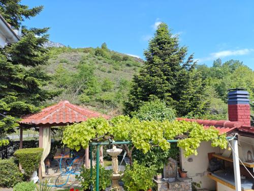 a garden with a gazebo and a hill at Kerkétio guesthouse in Tríkala