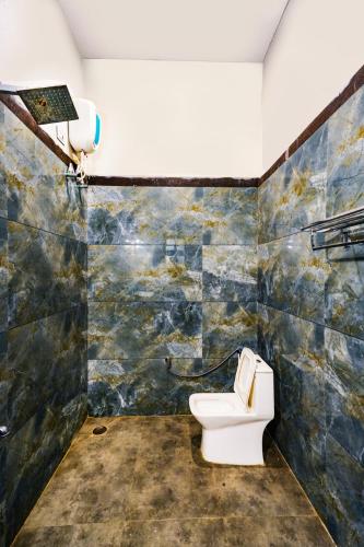 a bathroom with a toilet in a room at Hotel Goram Garh Resort in Pāli