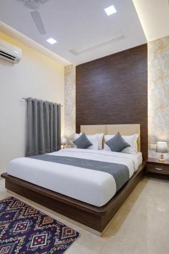a bedroom with a large bed in a room at Shyama Inn by Rivlet, Delhi in New Delhi