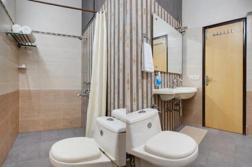 a bathroom with a toilet and a sink at Shyama Inn by Rivlet, Delhi in New Delhi