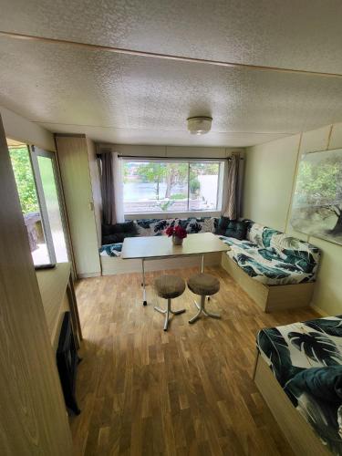 una stanza con una scrivania, un letto e un divano di Le Chalet de Moissac a Moissac