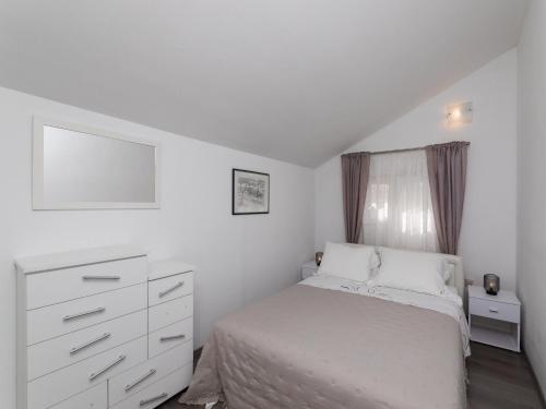 Apartments Roda - Comfort One Bedroom Apartment with Terrace Kate - ST