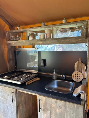 ครัวหรือมุมครัวของ Éco-lodge, tente au cœur d'une forêt nourricière