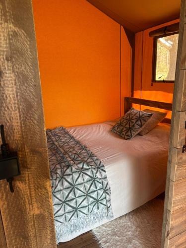 เตียงในห้องที่ Éco-lodge, tente au cœur d'une forêt nourricière