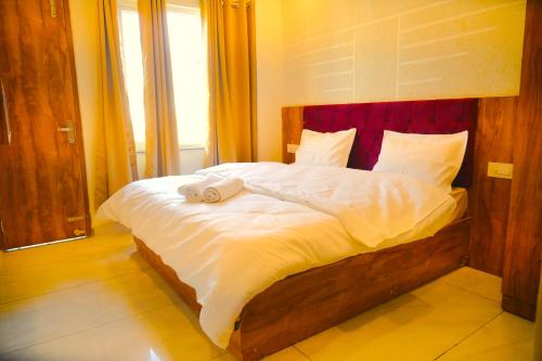 a bed with two towels on it in a bedroom at Bunk Hostel Tapovan in Rishīkesh